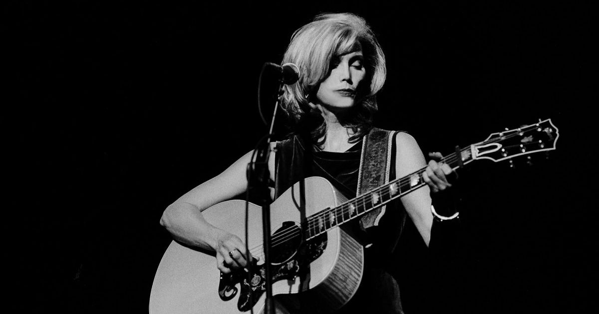 Emmylou Harris Revisits “Roses in the Snow” in Lost Concert, Vintage Video